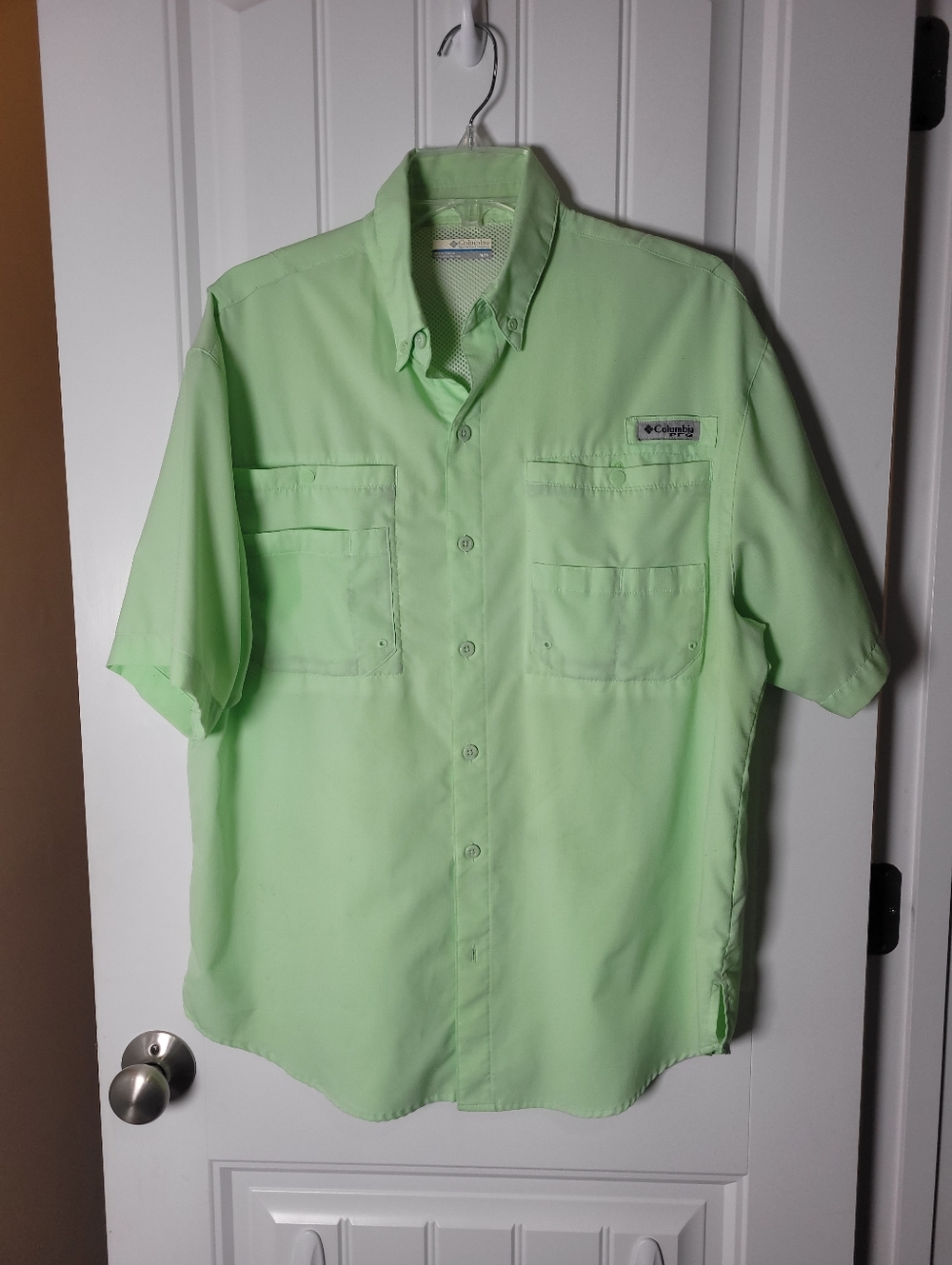 Columbia Light Green Short-Sleeve Button-Up PFG Fishing Shirt.  Size M